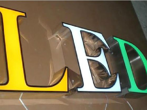 双牌介绍LED招牌的基础知识。