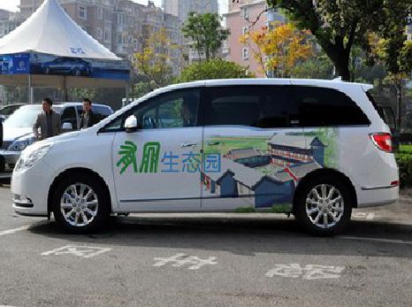 双牌户外车贴喷绘如何保持效果?